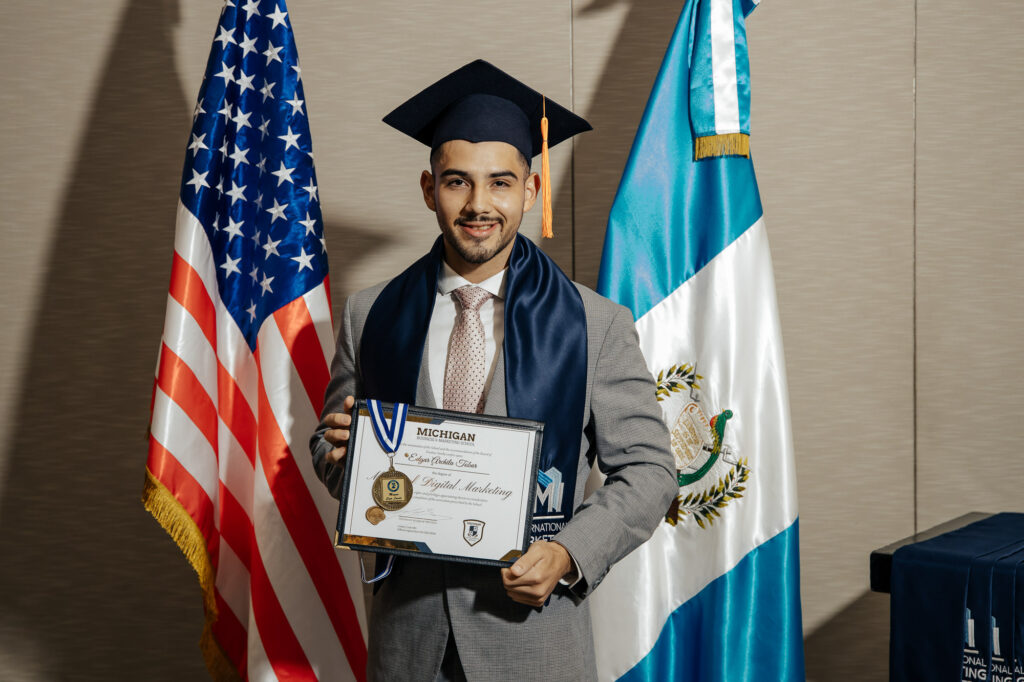 El nuevo profesional presentó en el acto de graduación su proyecto de Plan de Marketing Digital.